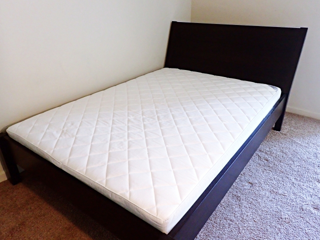 寝室のベッドとマットレス