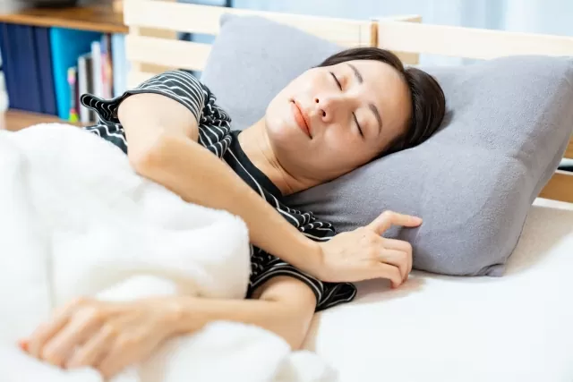 気持ちよく寝ている人